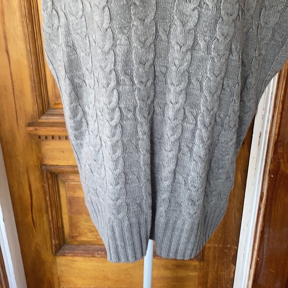 🦋 Grey Sleeveless argyle sweater runs large🦋 - Picture 2 of 4